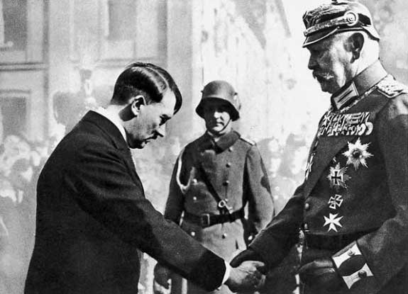 Hitler, Hindenburg (sağda) tarafından 30 Ocak 1933’te şansölyeliğe getirildi. Hitler ve Hindenburg