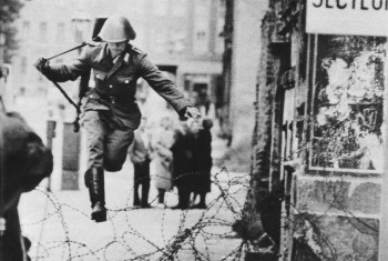 Doğu Alman askeri Conrad Schuman, dikenli çitlerden atlayarak Batı Berlin'e kaçıyor