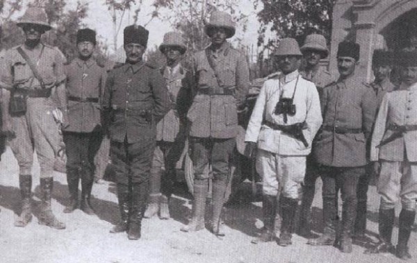 Türk ve İngiliz subaylar Kasım 1918'de Irak'ın kuzeyinde görüşürken Musul'daki Türk ve İngiliz subaylar