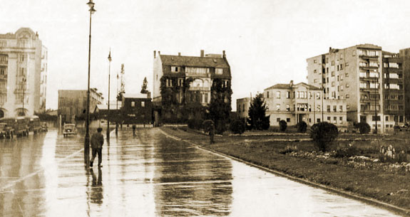 Atatürk Kültür Merkezi’nin şimdi bulunduğu yerde o zamanki Elektrik İdaresi’nin Fransız müdürünün lojmanı bulunmaktadır.
