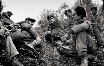 Fidel ve Che Sierra Maestra dağlarında