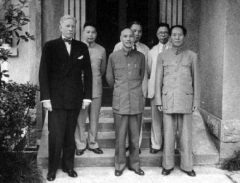 Çan Kay Şek (ortada) ve Mao Zedong (sağda) Japon sömürgeciliğine karşı ittifak yapsalar da bu geçici olacaktı Çan Kay Şek ve Mao Zedong