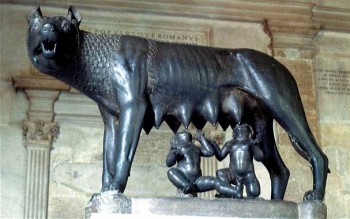 Roma'nın kuruluş efsanesine göre Roma kenti dişi bir kurt tarafından emzirilen Romulus ve Remus tarafından kurulmuştur.