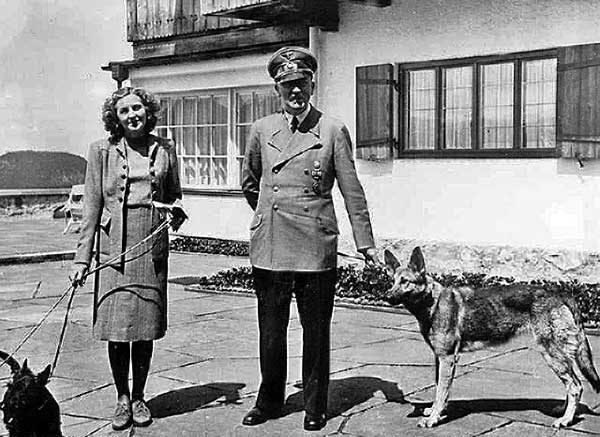 Adolf Hitler, Eva Braun ve Hitler'in köpeği Blondi Adolf Hitler ve Eva Braun