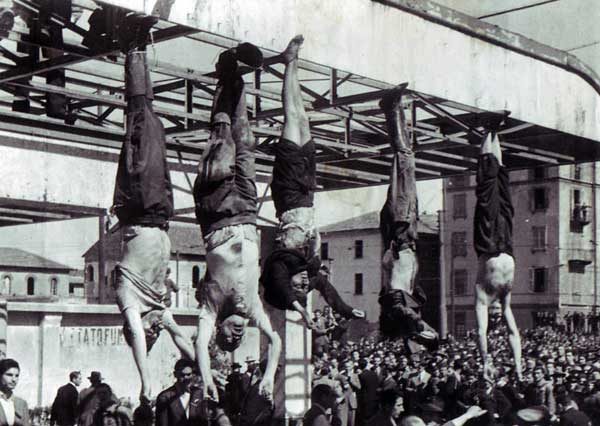 Mussolini'nin cesedi, ölümünün ardından Milano'daki Loreto Meydanı'nda bulunan Standart Oil'e ait benzin istasyonunda ayaklarından asıldı Mussolini'nin cesedi
