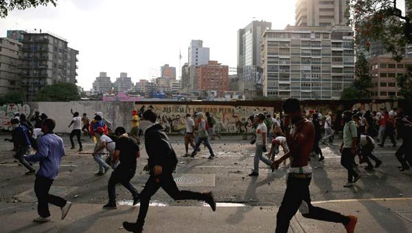 Venezuela halkı şunu düşünmeli, refahtaki azalmanın kaynağı rejim mi yoksa ABD mi? Bu soruya doğru cevabı bulabilseler, Bolivarcılığa değil emperyalizme tepki gösterirlerdi zaten.